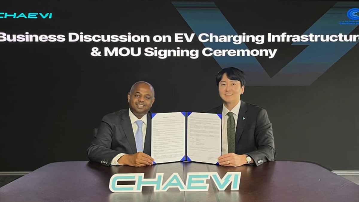 채비와 EEE가 업무협약 체결 후 기념 촬영을 하고 있다. 왼쪽부터 프라바시 만타라 EEE 대표와 최영훈 채비 대표. / 채비