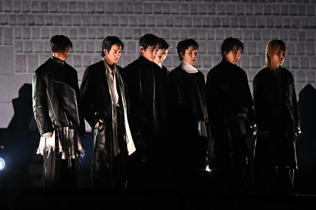 '방탄소년단(BTS) 컴백 라이브 : ARIRANG' 공연이 열리는 지난 21일 서울 종로구 광화문 광장에 마련된 무대에서 BTS가 무대를 준비하고 있다 / 뉴스1