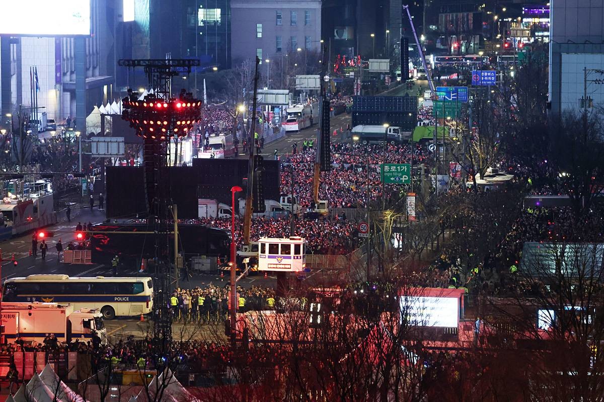 아미(BTS 팬덤)와 시민들이 지난 21일 서울 광화문광장 일대에서 방탄소년단(BTS) 컴백 기념 공연인 'BTS 컴백 라이브: 아리랑' 공연을 관람하고 있다 / 뉴스1