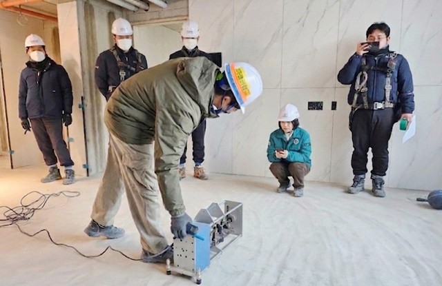 광산구가 공사 예정인 한 아파트 ‘바닥충격음 견본세대’에서 층간소음 성능 검사를 진행하고 있다.