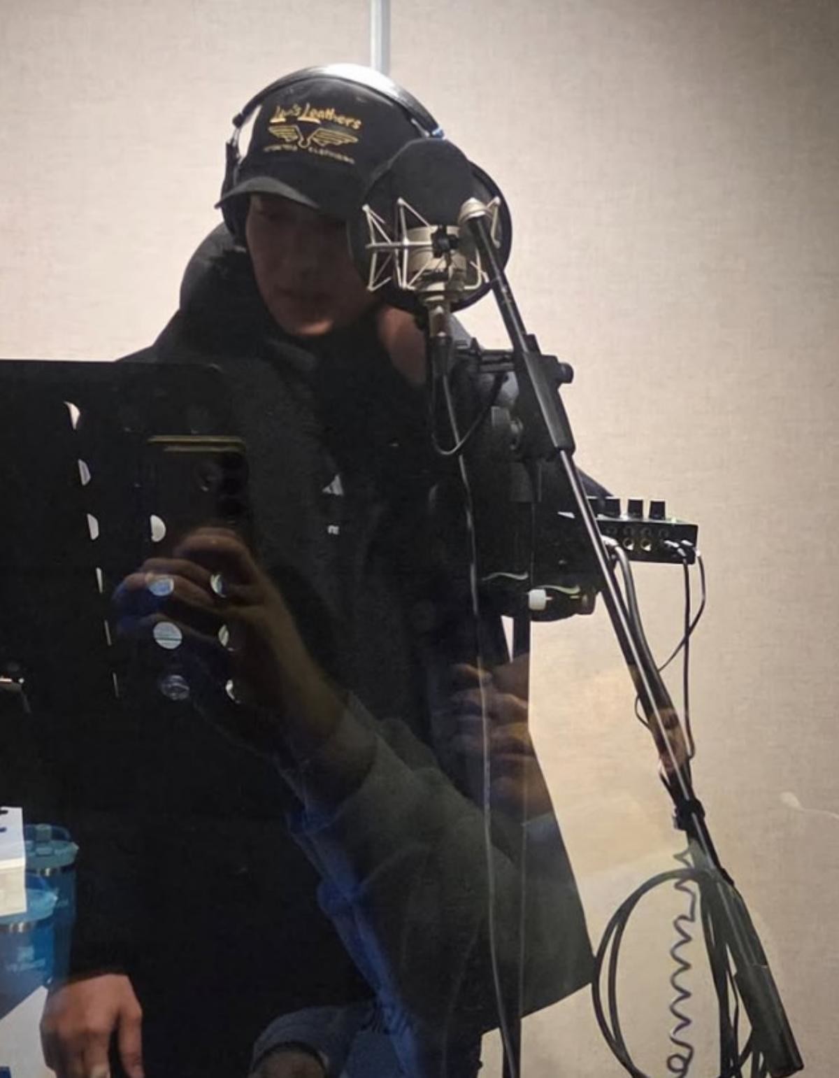 녹음실에서의 김남길. / 김남길 인스타그램