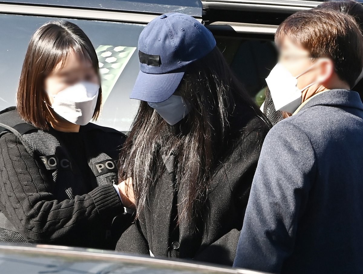 세 살배기 딸을 학대해 숨지게 한 혐의를 받는 30대 여성 A 씨가 수원지방법원 안산지원에서 열린 구속 전 피의자 심문(영장실질심사)에 출석하고 있다. 자료 사진 / 뉴스1