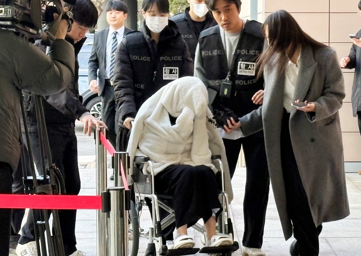 약물을 투약한 상태로 차량을 몰다 반포대교 난간을 뚫고 추락한 30대 여성 A씨가 지난달 27일 서울서부지법에서 열린 구속 전 피의자 심문(영장실질심사)에 휠체어를 타고 출석하고 있는 모습. / 뉴스1-소봄이 기자