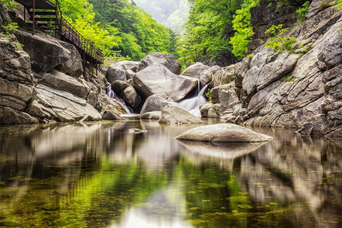 소금강 계곡 / aaron choi-Shutterstock.com