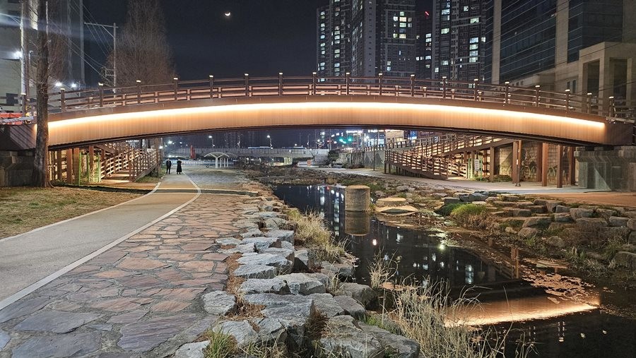 야간경관을 개선한 천내천 보행교량 모습. / 대구 달성군 제공