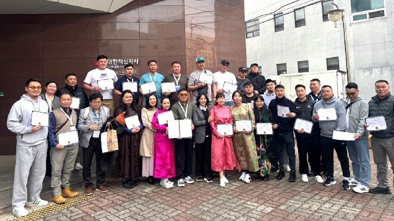 몽골 바가노르 석탄광산 임직원을 대상으로한 의료 관광 프로그램 1차 방문단이 한국을 방문해 기념촬영을 하고 있다. /사진=대전관광공사