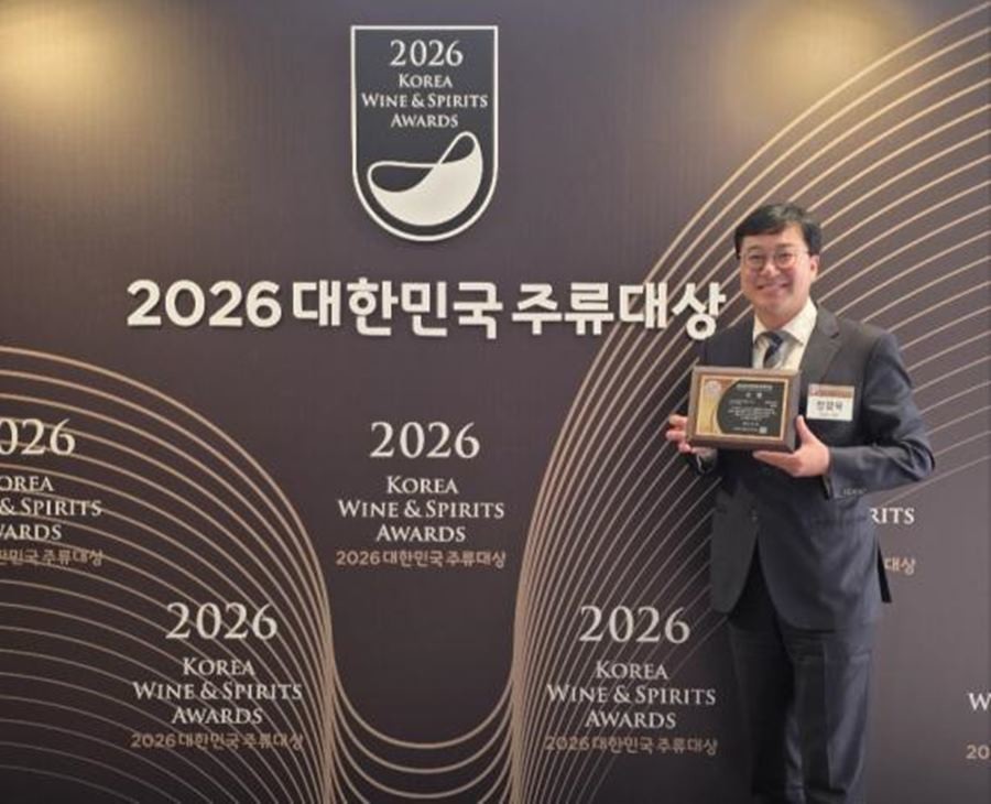 2026 대한민국 주류대상 증류식 소주 부문 대상을 차지한 '영일만 소주' 청슬도가 정광욱 대표 / 청슬도가 제공
