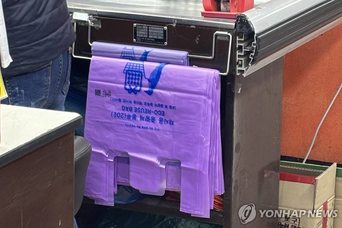 지난 24일 서울 구로구 한 마트에 걸려 있는 종량제봉투. 50ℓ와 75ℓ는 품절 상태다 / 연합뉴스