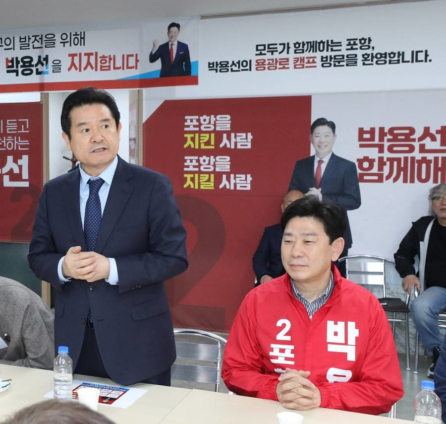 이칠구(왼쪽) 전 예비후보 측 캠프 관계자 전원이 25일 오후 박용선 예비후보 캠프에 합류했다./박용선 제공