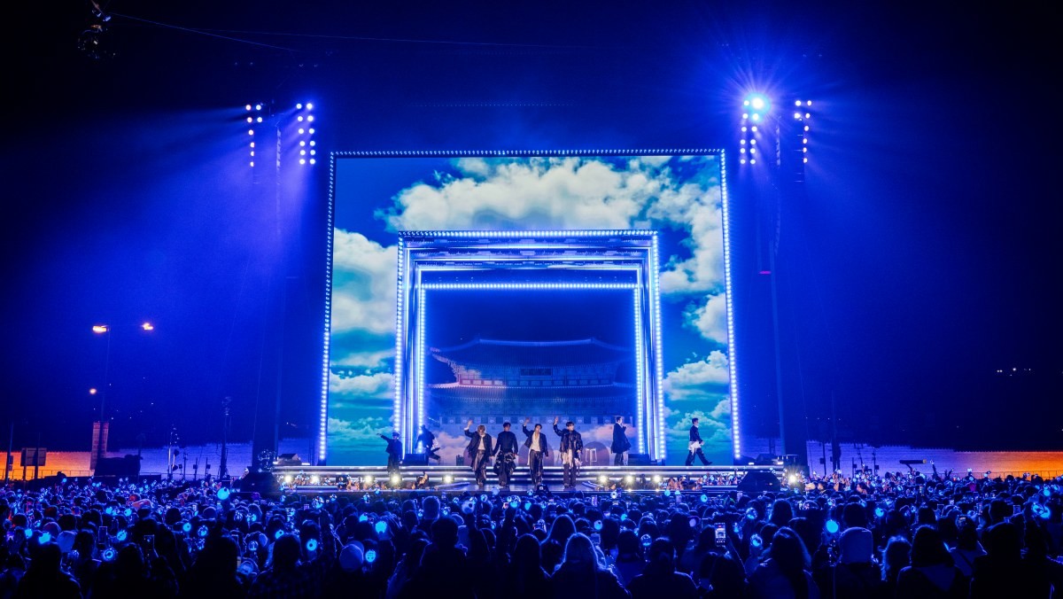 21일 방탄소년단(BTS)이 서울 광화문광장에서 'BTS 컴백 라이브: 아리랑' 발매 기념 컴백 공연을 하고 있는 모습. / 빅히트 뮤직·넷플릭스 제공-뉴스1