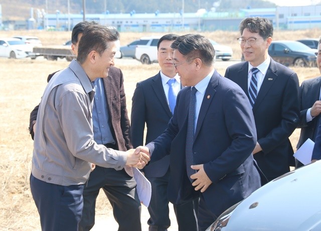 금호타이어 함평공장 건설 현장을 찾은 윤호중 행정안전부장관(오른쪽)이 정일택 금호타이어 대표이사(왼쪽)와 인사하고 있다