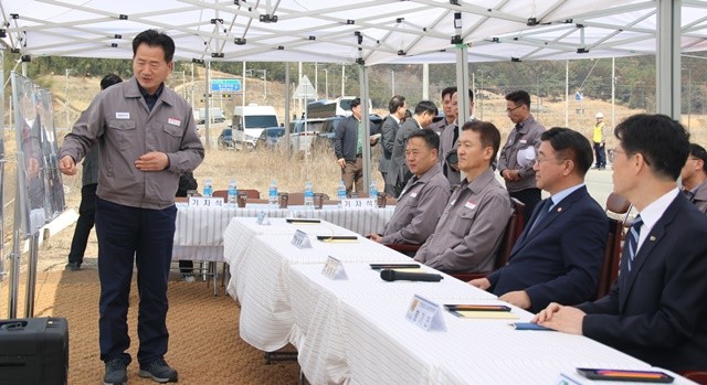 윤호중 행정안전부장관과 정일택 금호타이어 대표이사 등 관계자들이 정영모 함평공장건설단장의 브리핑을 듣고 있다