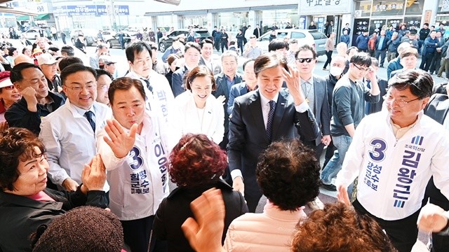 조국혁신당 조국대표와 이윤행 함평군수 예비후보가 함평터미널에서 지지자들과 인사를 하고 있다. / 노해섭 기자