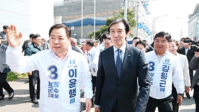 조국혁신당 조국대표와 이윤행 함평군수 예비후보가 함평터미널에서 지지자들과 인사를 하고 있다. / 노해섭 기자