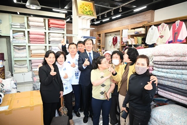 조국혁신당 조국대표와 이윤행 함평군수 예비후보가 함평터미널에서 지지자들과 인사를 하고 있다. / 노해섭 기자