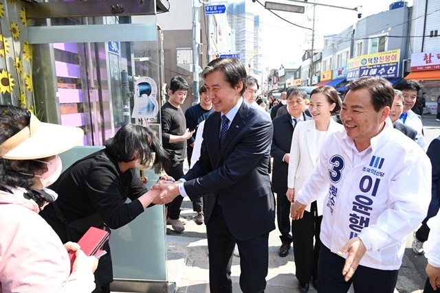 조국혁신당 조국대표와 이윤행 함평군수 예비후보가 함평터미널에서 지지자들과 인사를 하고 있다. / 노해섭 기자