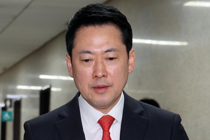 장동혁 국민의힘 대표가 25일 오전 서울 여의도 국회 당대표실에서 원내대표실로 발걸음을 옮기고 있다. / 뉴스1