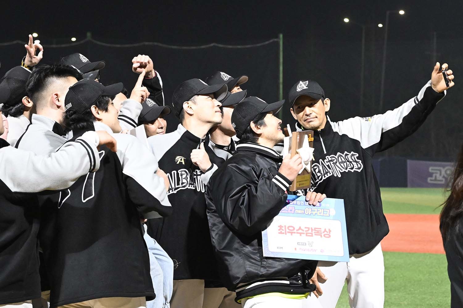 '더킴로펌배 제19회 한스타 연예인야구대회' 결승전에서 알바트로스는 '공놀이야'를 16-4로 대파하며 우승을 차지했다. / 한스타미디어 제공