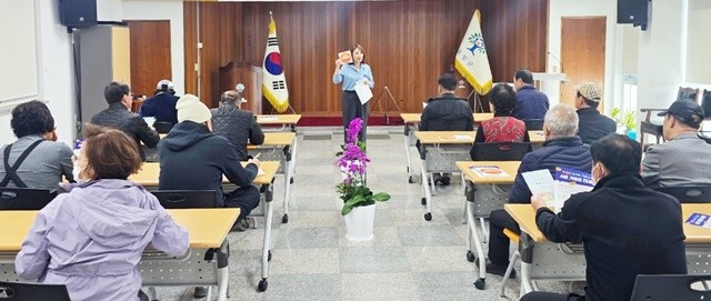 전남 곡성군이 기본소득 첫 지급을 앞두고 권역별 상인회와 가맹점주를 대상으로 간담회를 추진하고 있다.