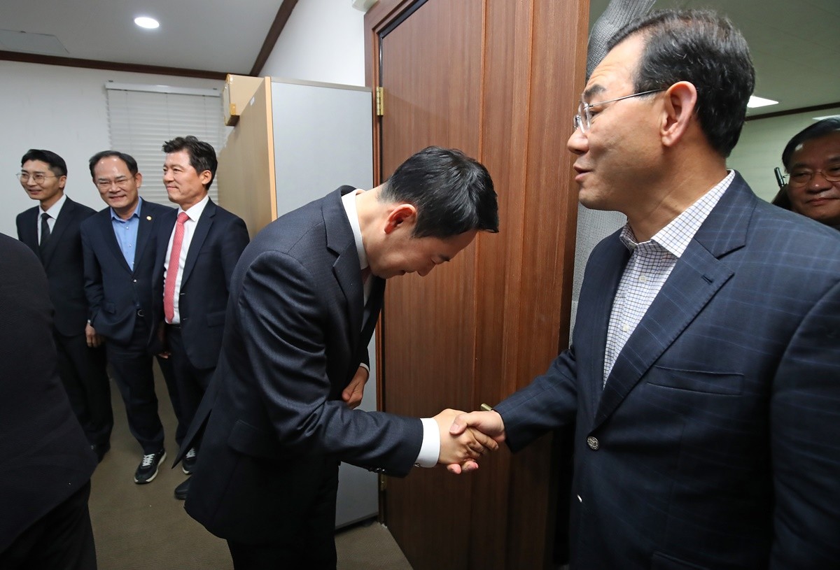 장동혁 국민의힘 대표가 대구 수성구 국민의힘 대구시당에서 열린 긴급 회의에 참석해 주호영 의원과 인사 나누고 있다. / 뉴스1