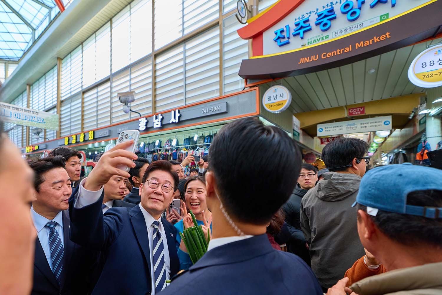 이재명 대통령이 25일 경남 진주시 대안동 진주중앙시장을 찾아 시민들과 기념촬영을 하고 있다. / 청와대 제공