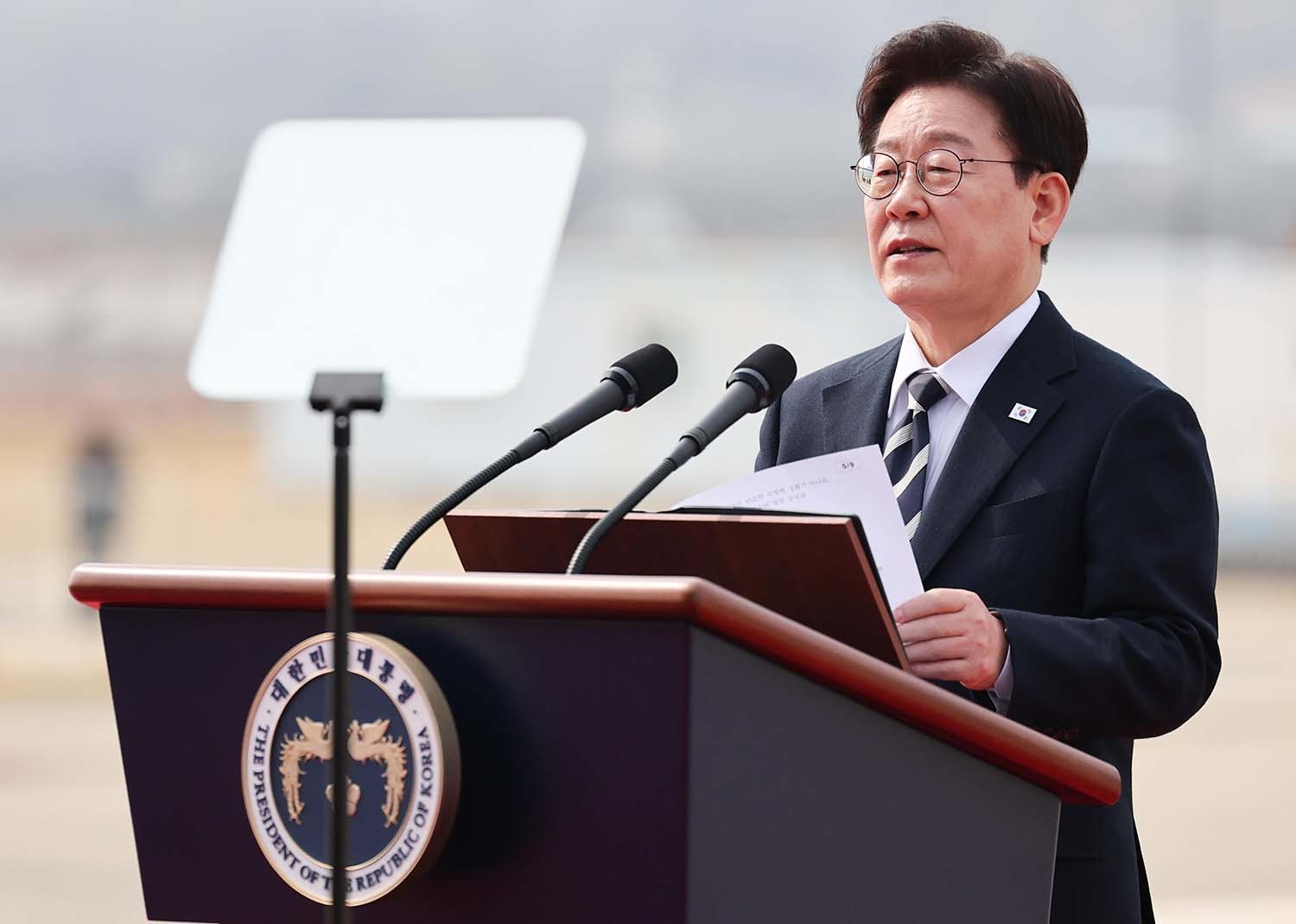 이재명 대통령이 25일 경남 사천 한국항공우주산업에서 열린 KF-21 양산 1호기 출고식에서 격려사를 하고 있다. / 뉴스1