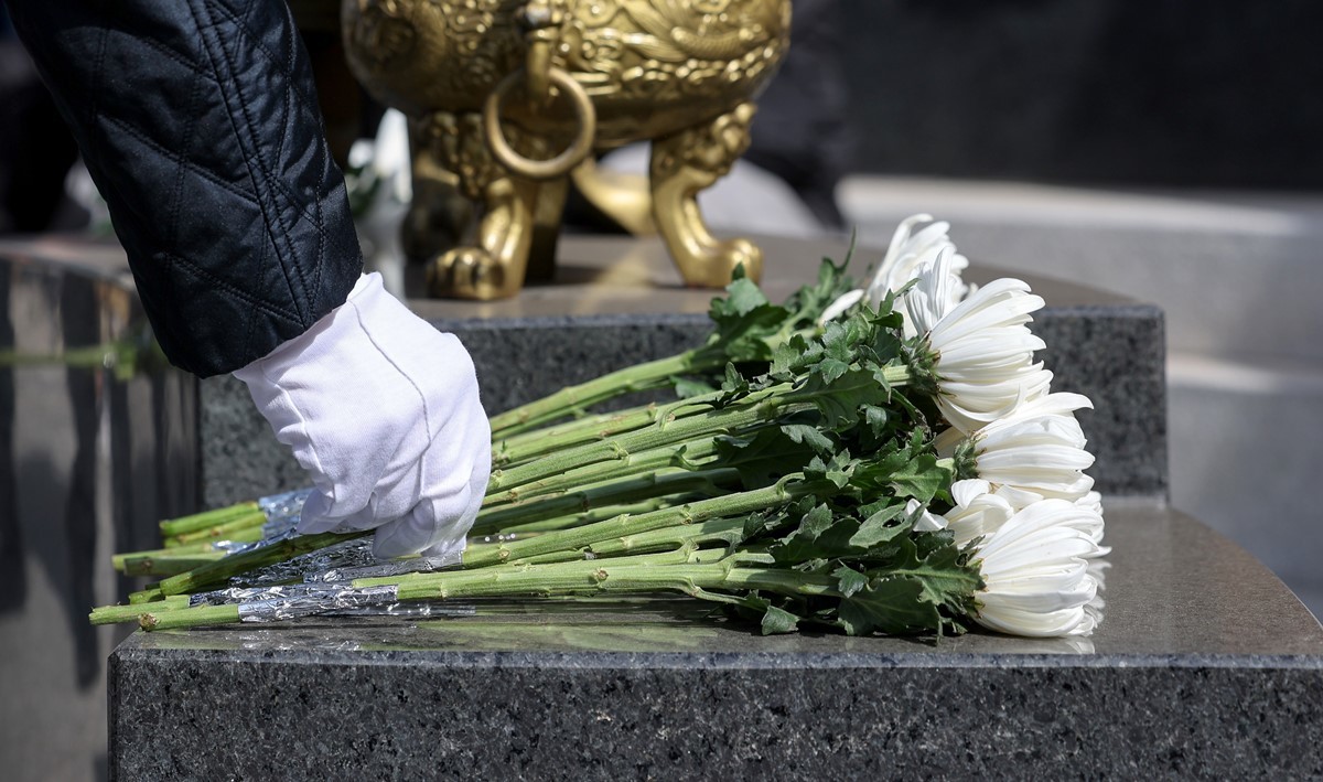 '천안함 46용사 추모식'에서 유가족이 헌화하고 있다. 자료 사진 / 연합뉴스