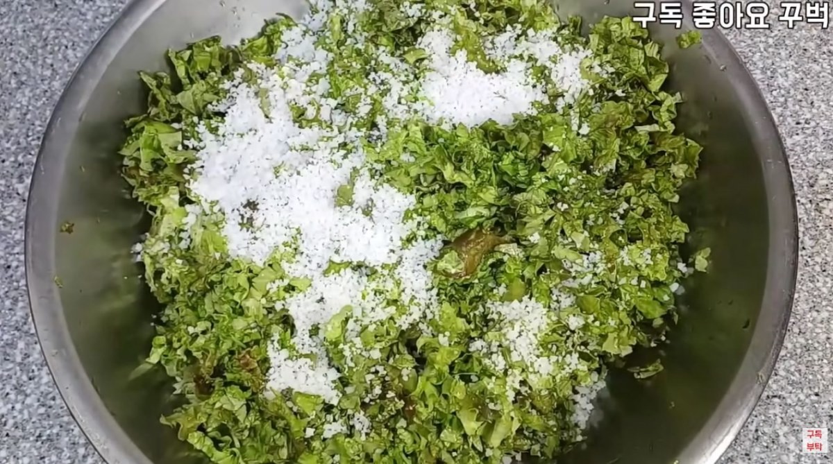 상추에 천일염을 넣은 모습. / 유튜브 '주부나라'