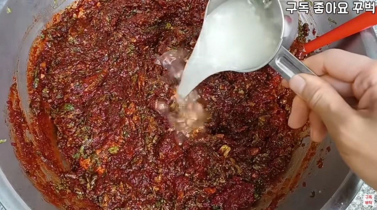 쌀 요거트를 붓는 모습. / 유튜브 '주부나라'