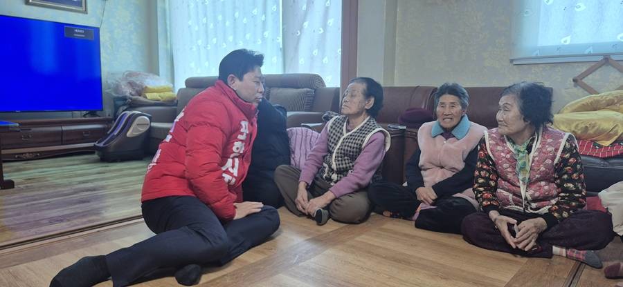 박용선 포항시장 예비후보는 초고령화 시대를 맞아 어르신들이 존중받고 활기찬 노후를 보낼 수 있도록 택시비 지원을 포함한 '100세 시대 은빛 르네상스 프로젝트'를 발표했다./박용선 제공