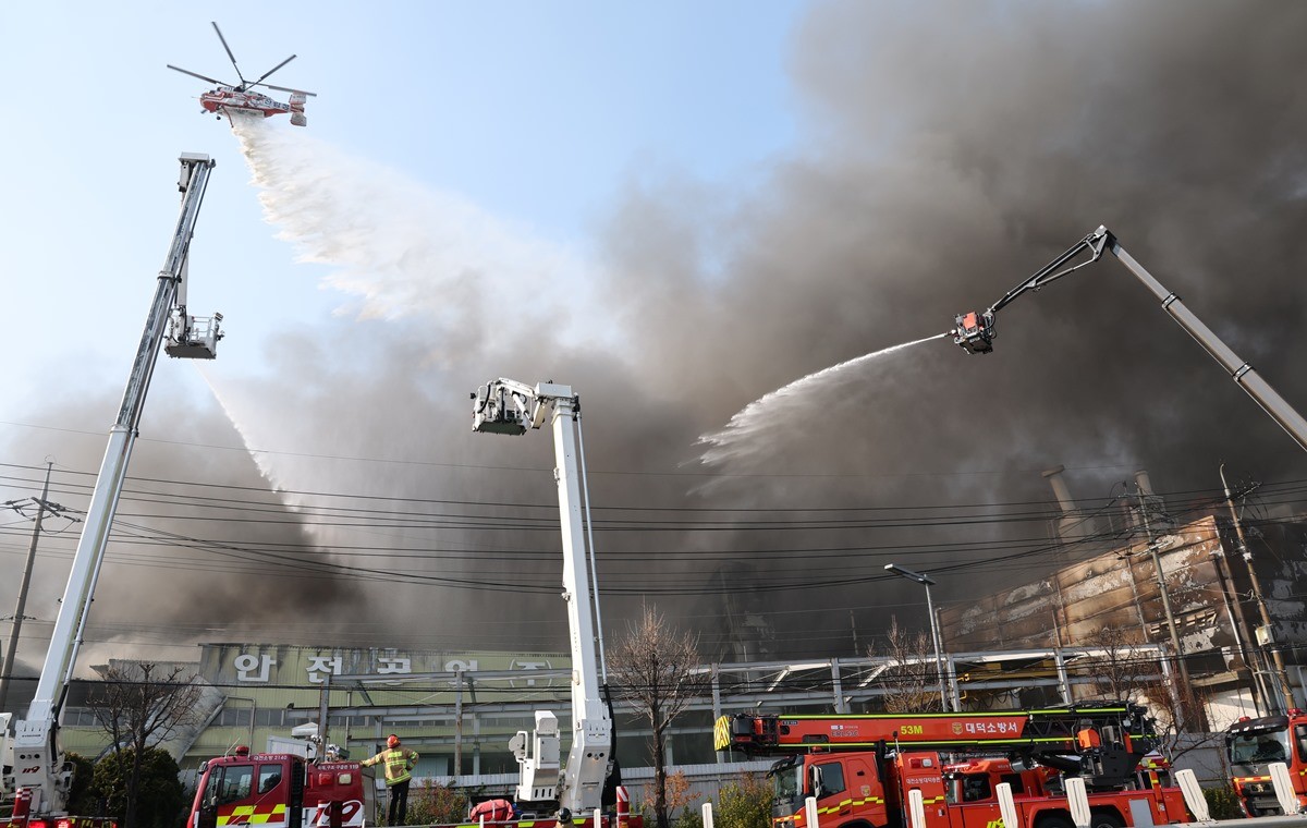 대전 안전공업 화재 당시 모습.     대전 안전공업 화재 발생 당시 경보가 울렸다가 바로 꺼진 것으로 확인됐다고 경찰이 밝혔다. 대전경찰청 광역범죄수사대는 26일 안전공업 화재 브리핑에서 '관련자 진술을 종합하면 처음에는 화재 발생 때 경보를 들었지만 불과 얼마 되지 않아 경보가 바로 꺼졌다. 그런 이유로 평소와 같은 경보기 오작동으로 알았다고 한다'라며 '다른 사람이 지르는 소리를 듣거나 연기를 목격하는 등 직접 화재를 인지하고 나서야 대피했다는 게 공통적인 진술'이라고 설명했다. / 뉴스1