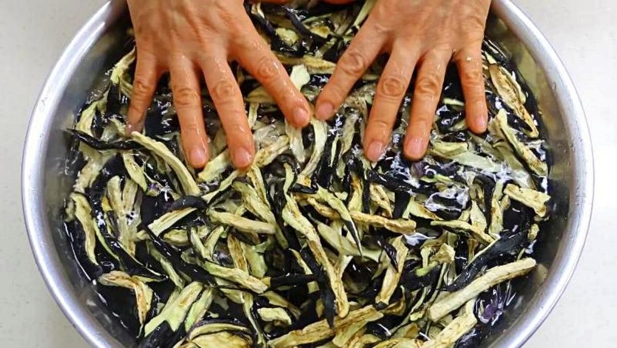 가지 찬물에 충분히 불리기. / 유튜브 '가루씨의 집밥Garussi home cooking'