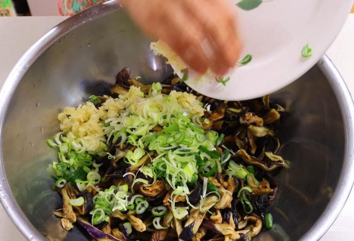 가지 볶기 전 과정. /      유튜브 '가루씨의 집밥Garussi home cooking'