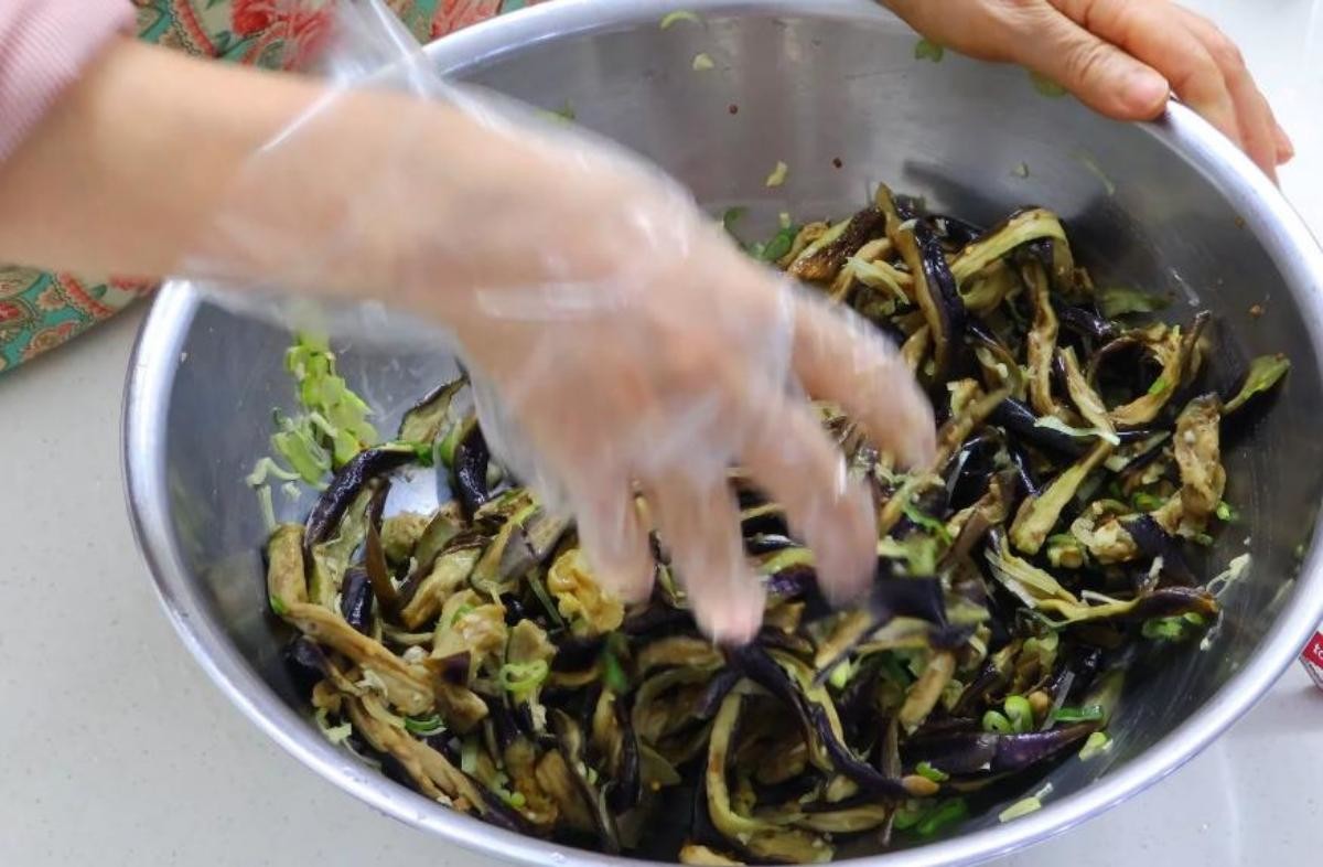 가지에 양념 골고루 잘 묻히기. / 유튜브 '가루씨의 집밥Garussi home cooking'