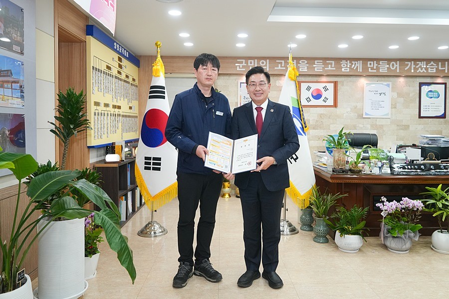 대표 1명에게 명예사회복지공무원 위촉장 수여 사진