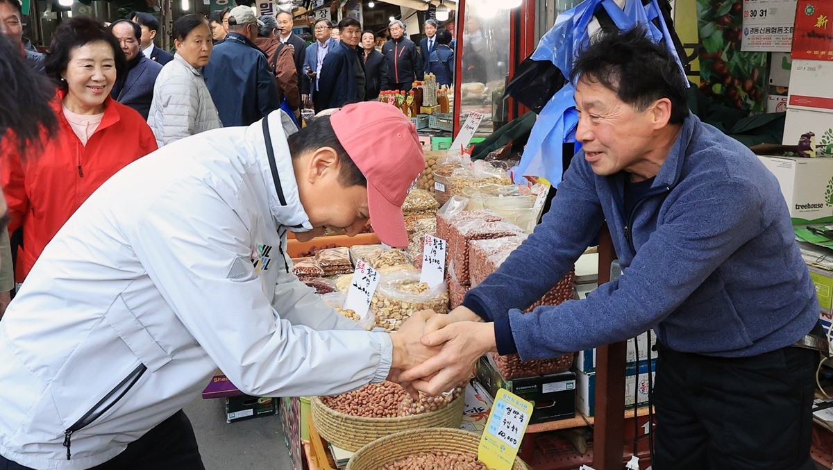 시장 상인과 악수하는 오세훈 서울시장 / 뉴스1
