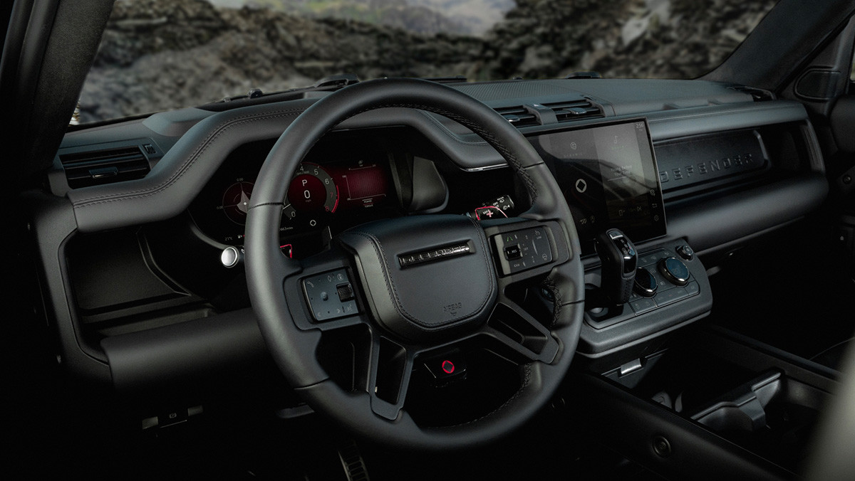 디펜더 OCTA 블랙의 실내. / JLR 코리아