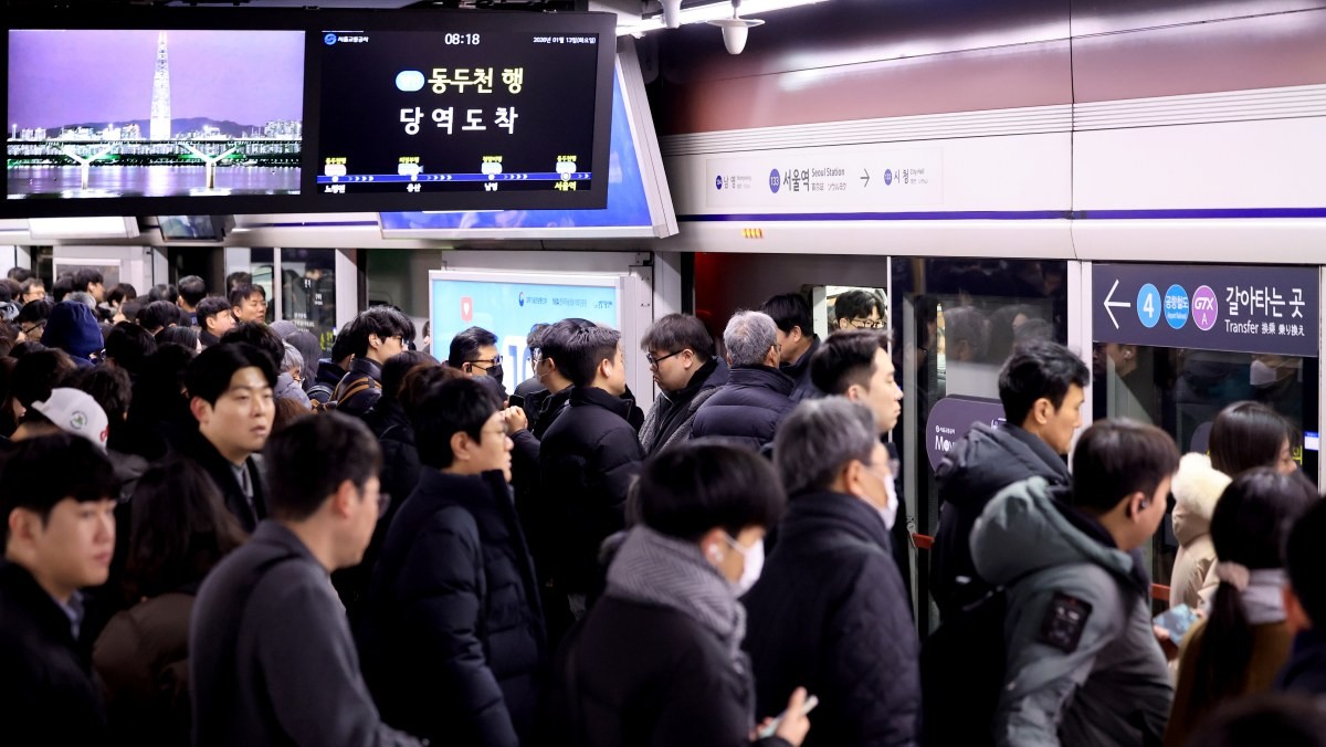 서울 시민들이 지하철로 출근하는 모습의 자료사진. / 뉴스1