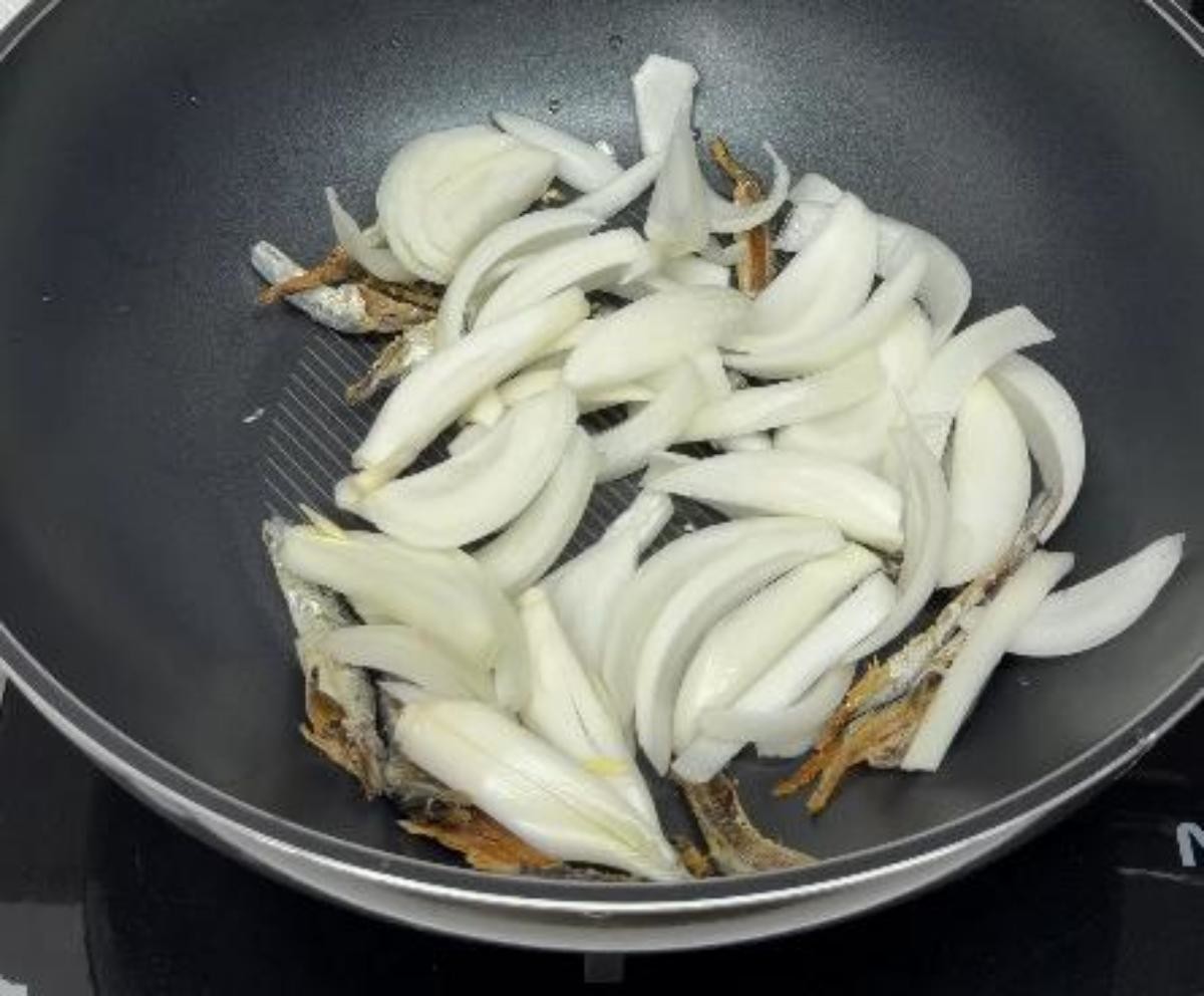 바닥에 멸치와 양파를 먼저 깔기. / 유튜브 '비타민 밥상'