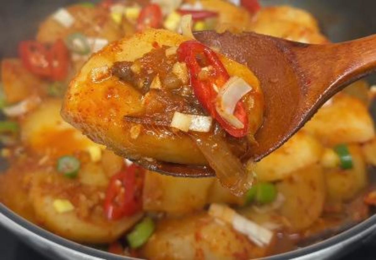 맛있게 완성된 감자조림. / 유튜브 '비타민 밥상'