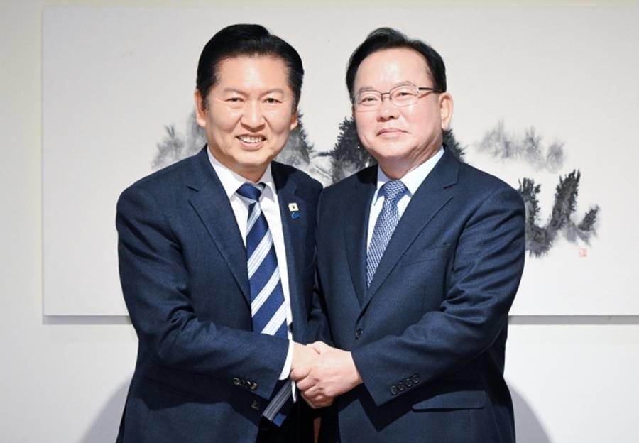 정청래 더불어민주당 대표와 김부겸 전 국무총리가 26일 서울 중구 달개비에서 회동하고 있다./뉴스1