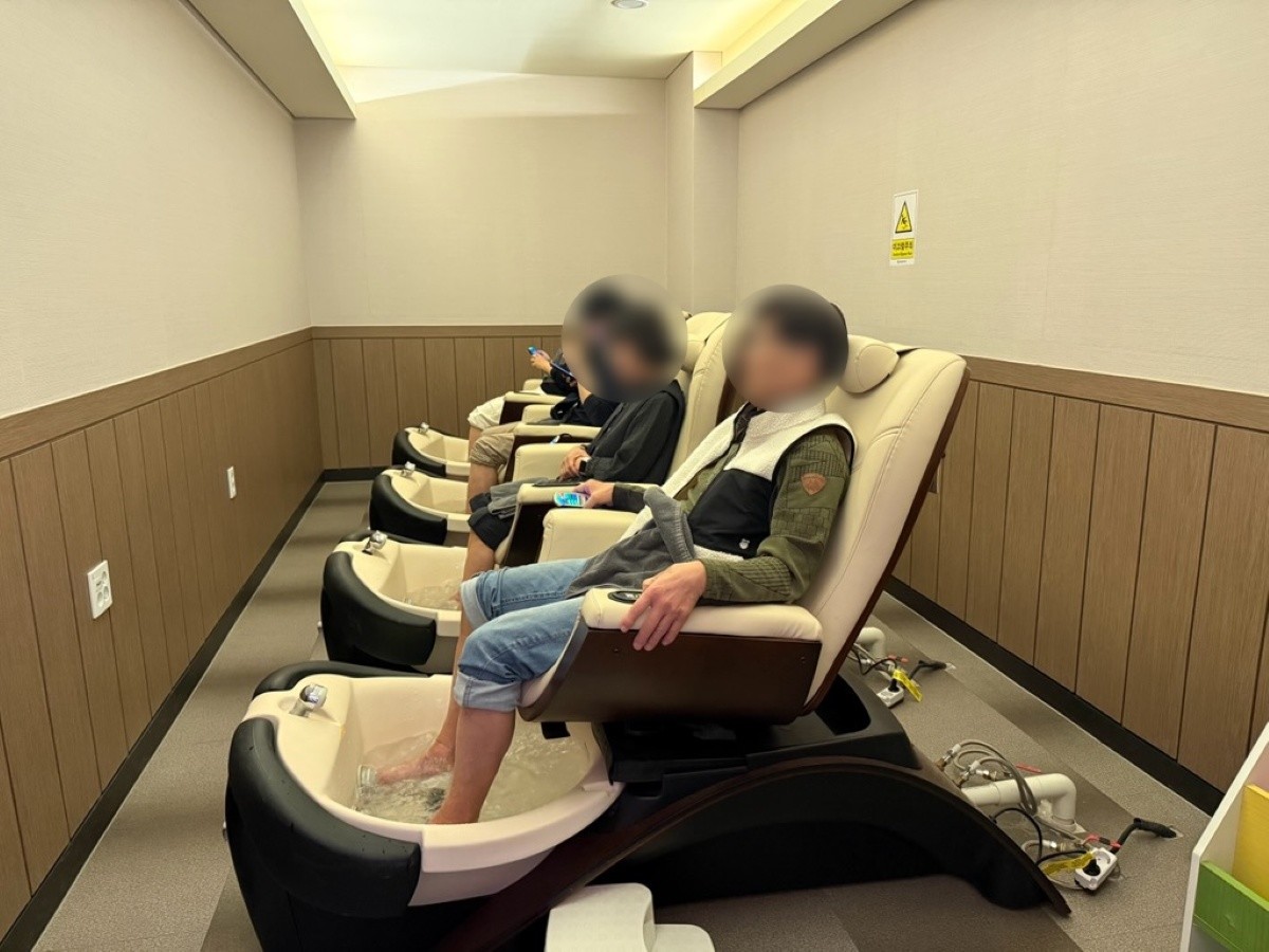 천안시가 2026년 시티투어 신규 테마코스로 도입한 ‘웰빵투어’ 참가자들이 힐링 스파 센터에서 체험을 하고 있다. / 천안시