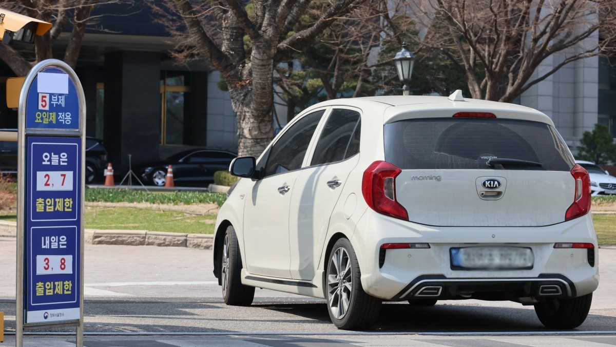 서울 종로구 정부서울청사 입구에 차량 5부제 실시 안내문이 설치돼 있다. / 연합뉴스
