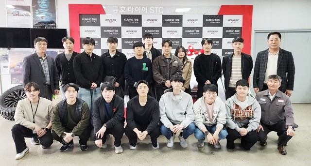 금호타이어가 일반직 사원들을 대상으로 영업현장체험 프로그램을 실시했다