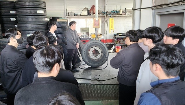 영업현장체험에 참가한 금호타이어 사원들이 대전 KTS에서 현장의 목소리를 듣고 있다