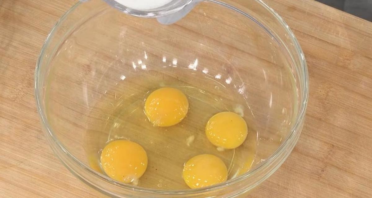 조리 첫 단계. 볼에 계란 4개 정도 풀기. / MBN '알토란'
