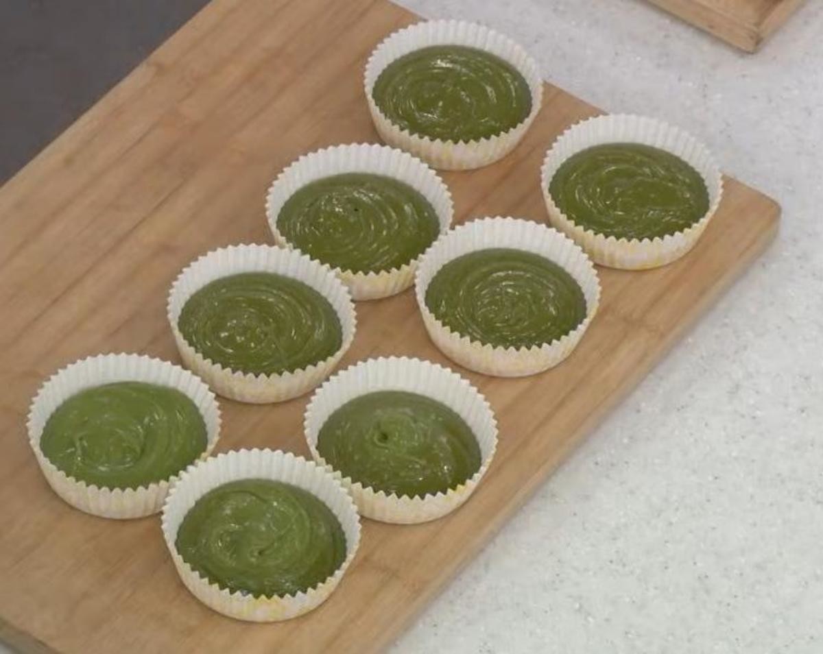 종이틀에 말차가루 추가한 반죽 붓기. / MBN '알토란'