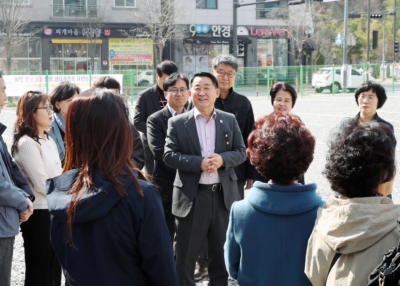 지난 25일 서철모 서구청장(가운데)을 비롯한 구 관계자들이 도안동 1777번지 공한지 임시 공영주차장 시설을 살피고 있다 / 사진=대전 서구