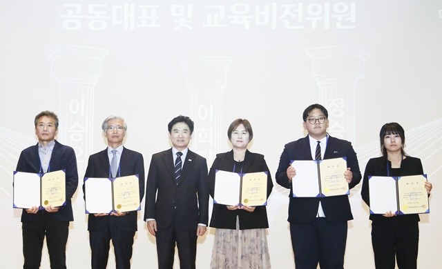 김대중 전라남도교육감과 ‘전남‧광주통합 특별시 교육비전위원회’ 공동대표들이 위촉장을 들고 기념사진 촬영을 하고 있다.