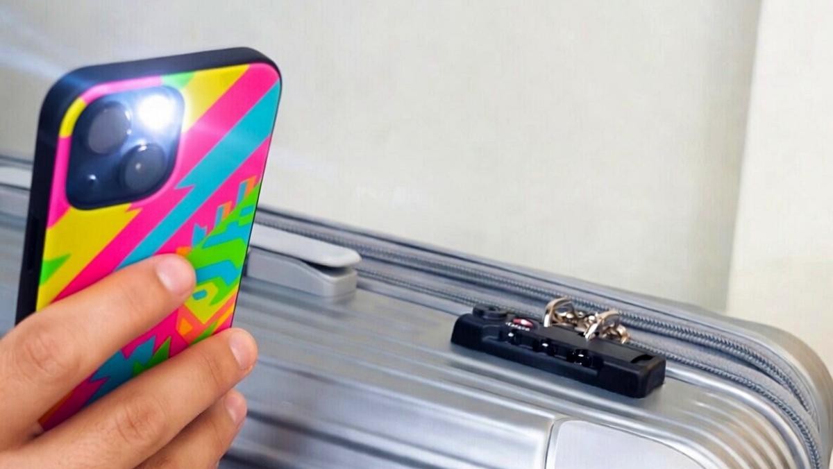 '휴대전화를 캐리어에...?' 기사 내용 토대로 AI툴 활용해 제작한 자료사진.